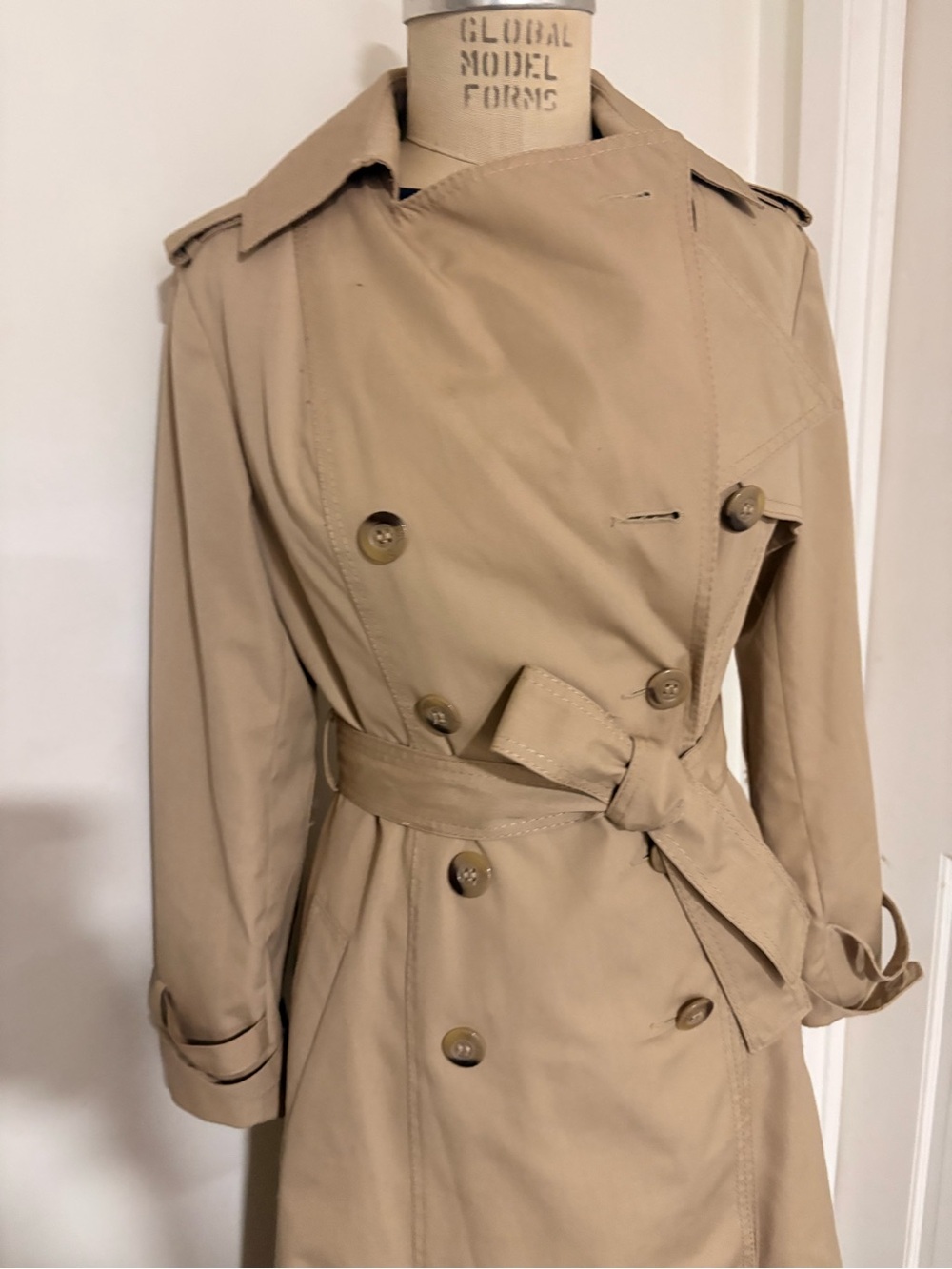 Classic Beige Trench Coat with Belt - Picture 5 of 8